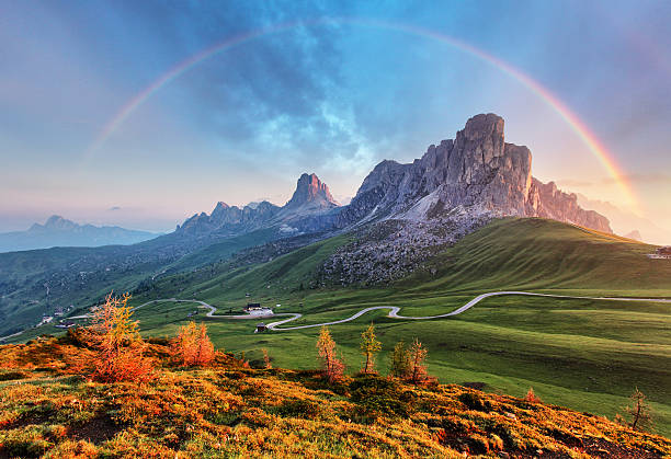paisaje naturaleza mountan en alpes con arco iris - alpes dolomíticos fotografías e imágenes de stock