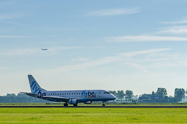 embraer erj-175 of flybe landing at schiphol airport - flybe 個照片及圖片檔