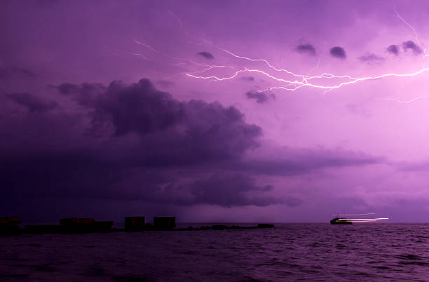 雷の海 - ship storm thunderstorm water ストックフォトと画像