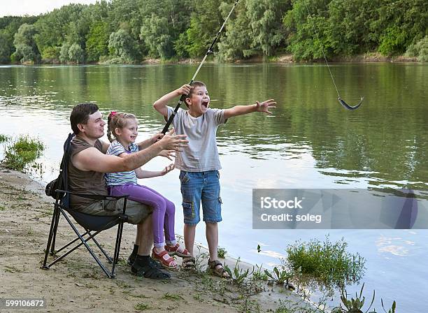 Photo libre de droit de Famille Camping Et Pêche Personnes De La Nature Active Enfant Pêché Poisson banque d'images et plus d'images libres de droit de Activité