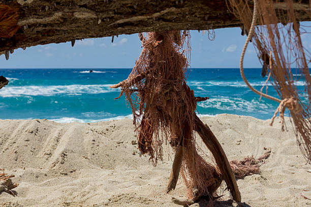 treibholz estou strand - fishing net commercial fishing net netting isolated - fotografias e filmes do acervo