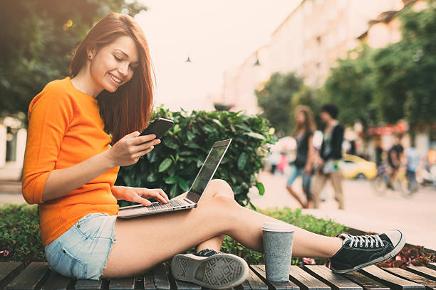 envoyer des sms en plein air femme - red text messaging cafe teenage girls photos et images de collection