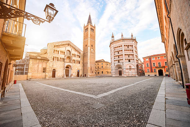 plaza central de parma - parma italia fotografías e imágenes de stock