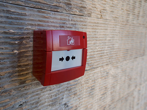 botão de alarme de incêndio - glass sign office security - fotografias e filmes do acervo