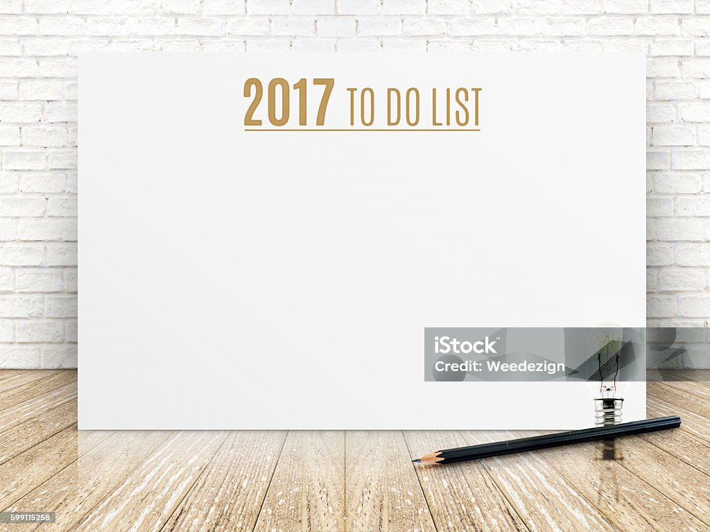 2017 Lista de tareas pendientes año en cartel blanco con lápiz - Foto de stock de 2017 libre de derechos