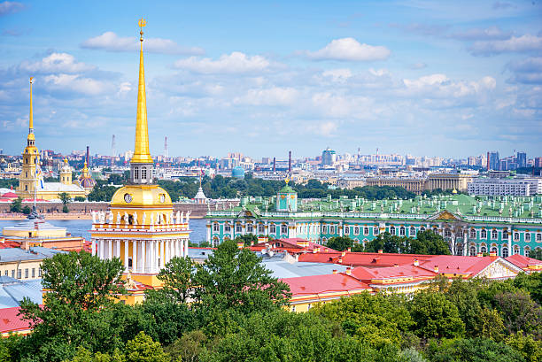 vista aérea de la torre del almirantazgo y el hermitage, san petersburgo, rusia - almirantazgo san petersburgo fotografías e imágenes de stock