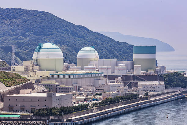 central nuclear de ikata (prefectura de ehime) en japón - nuclear power station fotografías e imágenes de stock