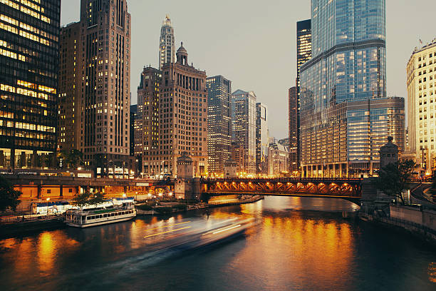 夕暮れ時の公立橋、シカゴ。 - taxi transportation motion city ストックフォトと画像
