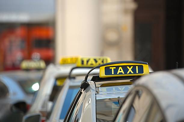 taxi su una strada - upper austria foto e immagini stock