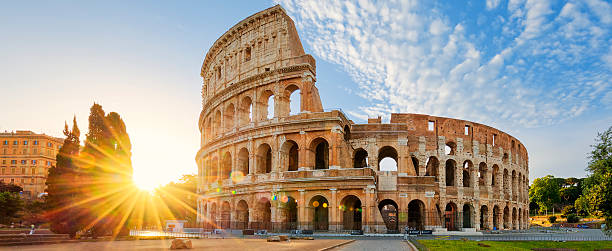 colosseo di roma e sole mattutino, italia - colosseo foto e immagini stock