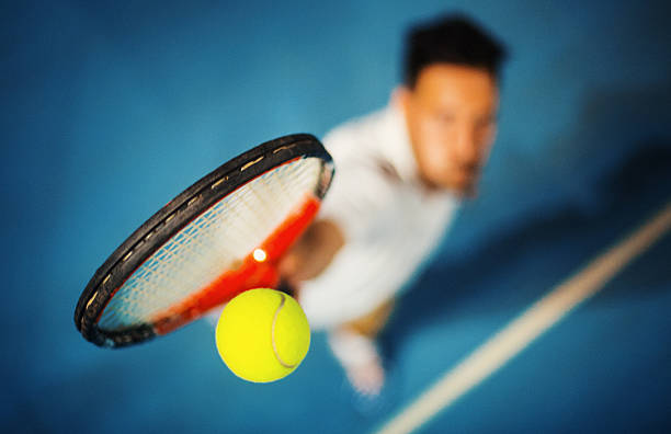 테니스 서브. - tennis serving men court 뉴스 사진 이미지