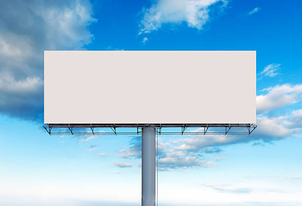 en blanco cartelera al aire libre - billboard fotografías e imágenes de stock