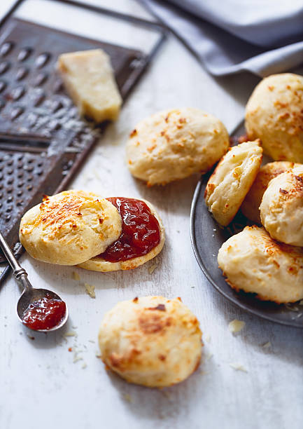 pão de queijo - healthy eating pasta flour food - fotografias e filmes do acervo