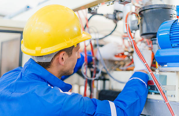 cabos e fios em nova máquina na fábrica - multi tasking craftsperson work tool men - fotografias e filmes do acervo