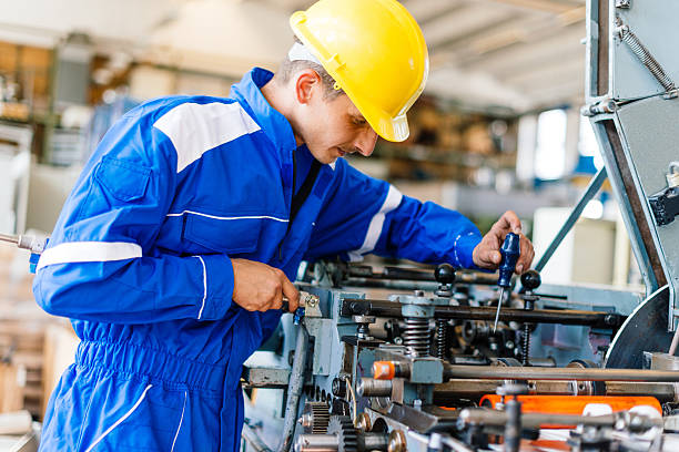 engenheiro especialista em fábrica - multi tasking craftsperson work tool men - fotografias e filmes do acervo