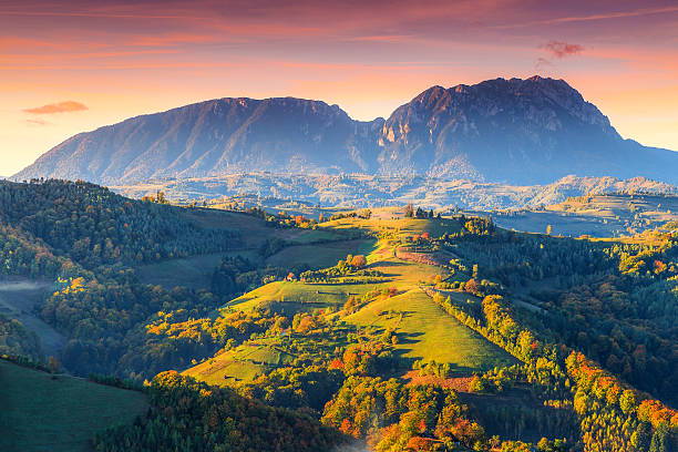 paisagem deslumbrante do outono com floresta colorida, holbav, transilvânia, romênia, europa - carpathian mountain range - fotografias e filmes do acervo