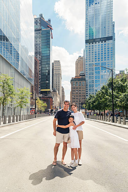vera famiglia di tre persone in posa in una strada vuota di new york. - real estate vertical usa the americas foto e immagini stock