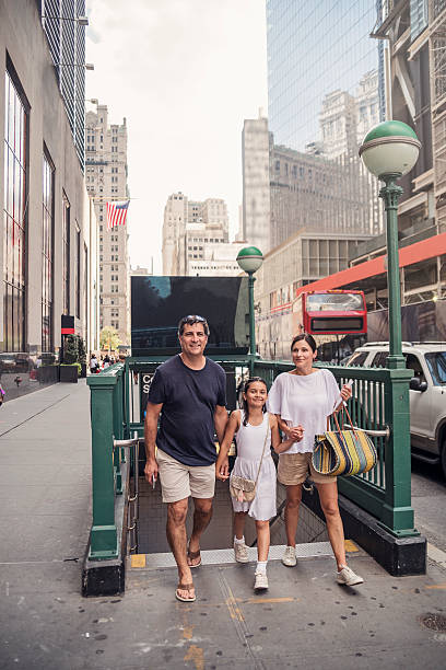 vera famiglia che esce dalla stazione della metropolitana in via new york. - real estate vertical usa the americas foto e immagini stock