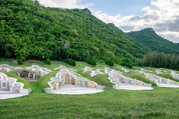 계곡 산에서 중국 문화를 배열하는 묘지 - kanchanaburi province sky cemetery thailand 뉴스 사진 이미지