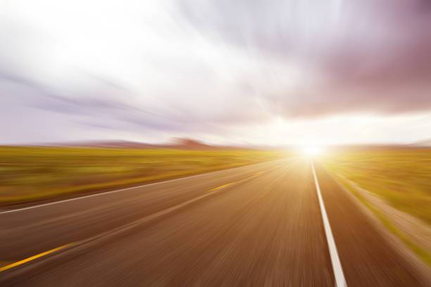 abstract motion carretera asfaltada borrosa - car horizon over land driving street fotografías e imágenes de stock