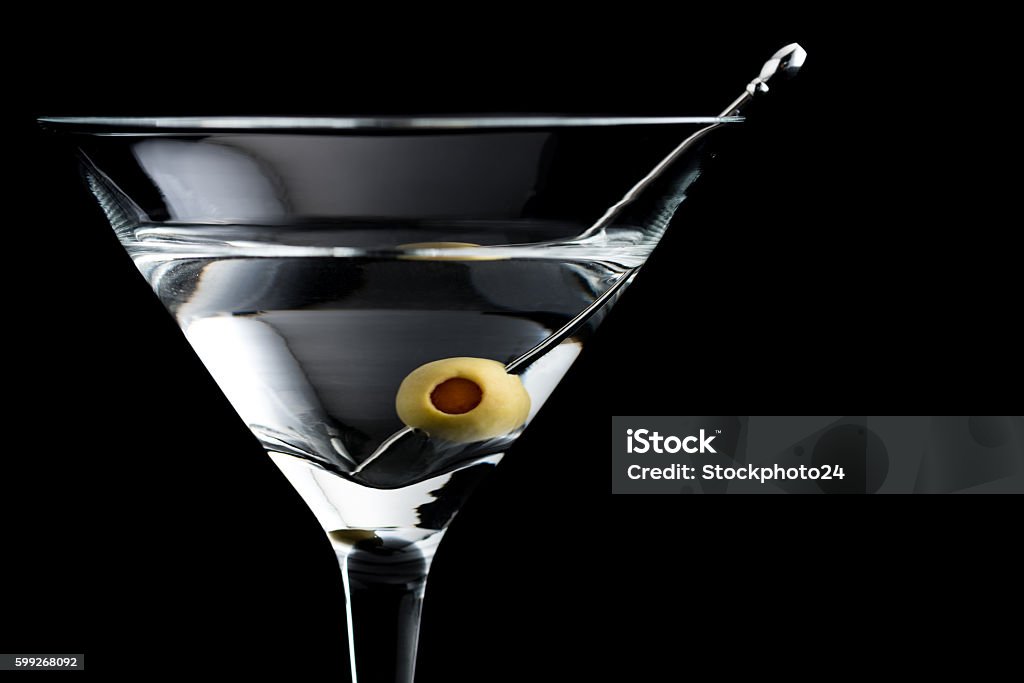 Cocktails vodka martin sur fond noir - Photo de Martini dry libre de droits