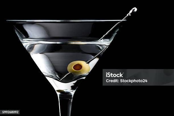 Photo libre de droit de Cocktails Vodka Martin Sur Fond Noir banque d'images et plus d'images libres de droit de Martini dry - Martini dry, Olive, Sec