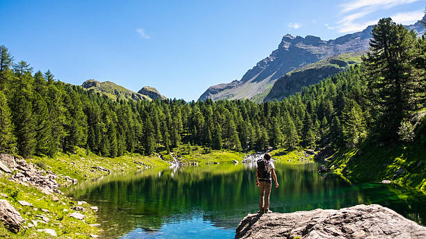 путешественник и горное озеро на заднем плане - scenics landscape valley switzerland стоковые фото и изображения