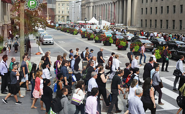 piesi cross front street w pobliżu toronto union station, rush hour - lee street station zdjęcia i obrazy z banku zdjęć