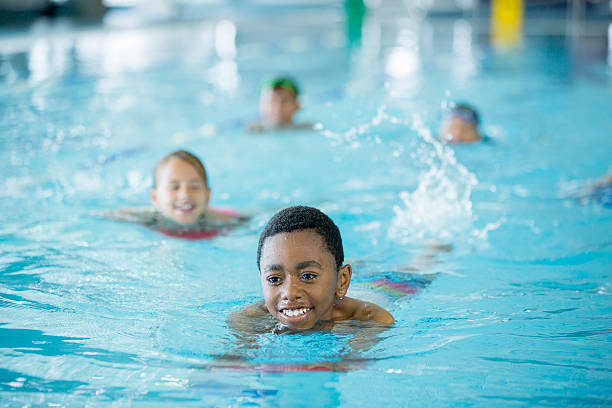 calci attraverso l'acqua - child swimming pool swimming little boys foto e immagini stock