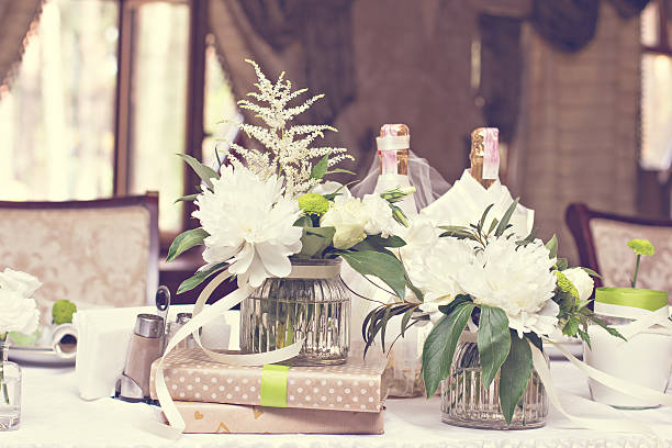 bouquet of white flowers. wedding table decor. festive table setting. festive table decoration.