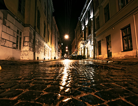 Escena nocturna de calles antiguas - Lviv, Ucrania photo