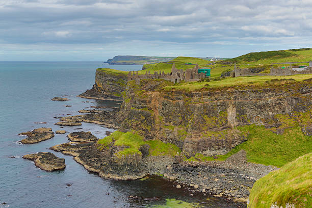 paysage irlandais, falaises - portrush photos et images de collection