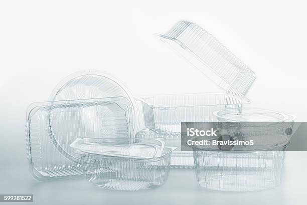 Photo libre de droit de Groupe De Récipients En Plastique Transparent Boîte Emballage Alimentaire Sur Blanc banque d'images et plus d'images libres de droit de En plastique