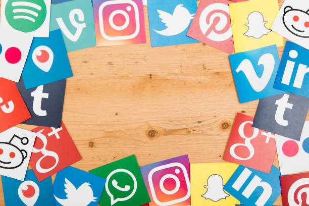 social media icons on a wooden background - reddit imagens e fotografias de stock