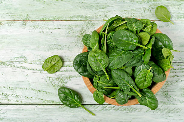 spinach rich in vitamins and minerals - espinafres imagens e fotografias de stock