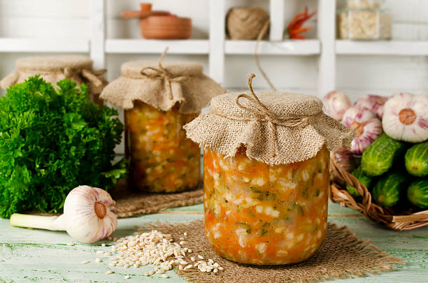 suppe in einem glas. gurke aus gerste und gurke - rustic domestic kitchen canning vegetable stock-fotos und bilder