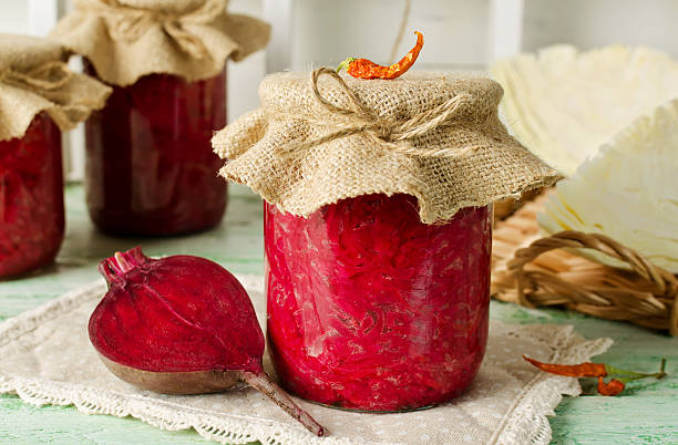 salade au chou et aux betteraves - preserves jar empty red photos et images de collection