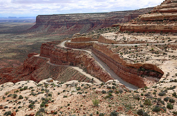 célèbre moki dugway - moki dugway photos et images de collection