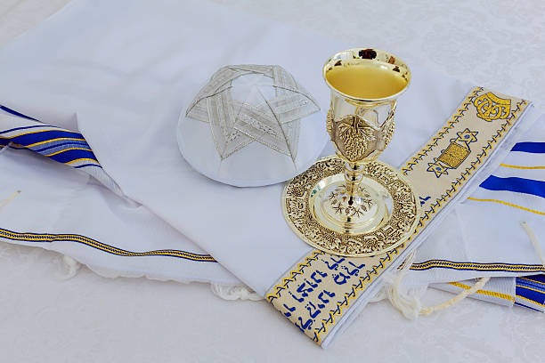 scialle di preghiera-tallit, simbolo di religione ebraica - hebrew script judaism jewish ethnicity book foto e immagini stock