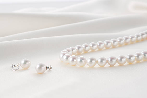 perla e accessori  - pearl necklace earring jewelry foto e immagini stock