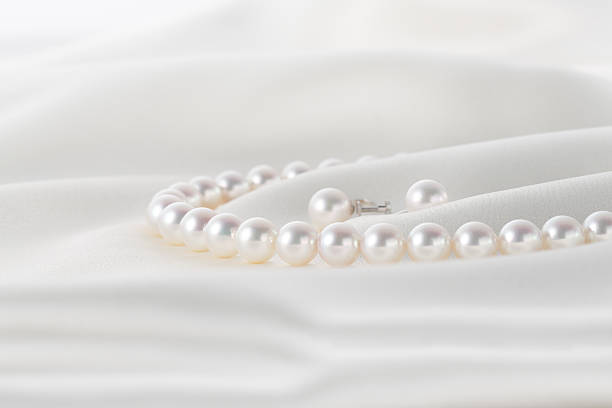 pearl-accessoires  - pearl necklace earring jewelry stock-fotos und bilder