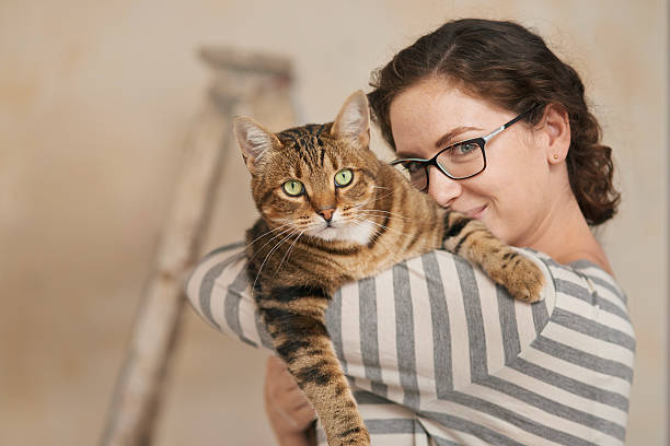 ela acha que nossa nova casa é purrfect - pets embracing one person portrait - fotografias e filmes do acervo