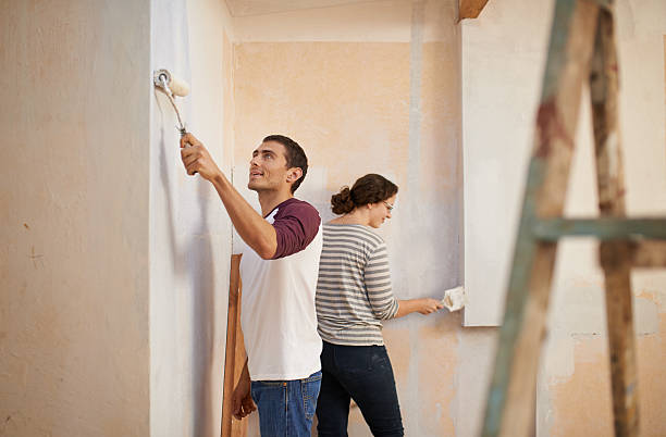 mit einem frischen lackierauftrag persönlichkeit zu hause hinzufügen - repairing apartment home improvement painting stock-fotos und bilder