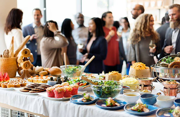 dominical elección multitud de opciones para comer del concepto de comedor - buffet fotografías e imágenes de stock