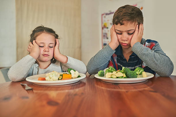 私たちはむしろハンストに行く - healthy lifestyle people eating sister ストックフォトと画像