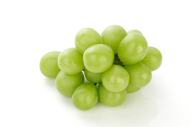 グリーングレープ白背景 - grape white grape green muscat grape ストックフォトと画像