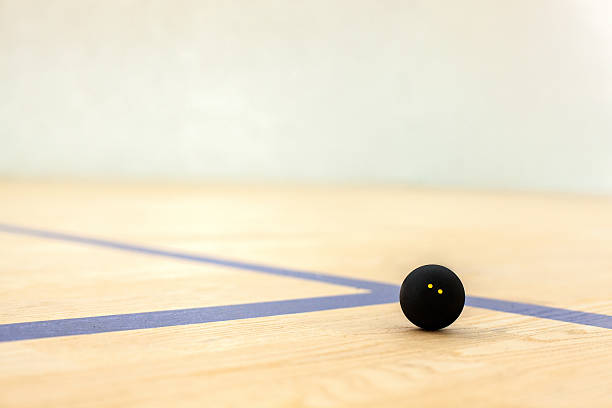 schwarzer tennisball liegt auf holzplatz - table tennis tennis table indoors stock-fotos und bilder