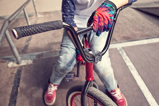 joven ciclista de bmx sentado en una bicicleta - bmx cycling sport teenagers only teenager fotografías e imágenes de stock