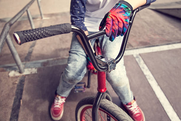 молодой мальчик bmx всадника сидит на велосипеде - bmx cycling sport teenagers only teenager стоковые фото и �изображения