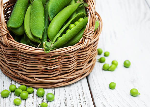 테이블에 녹색 완두콩 - green pea pea pod sweet food freshness 뉴스 사진 이미지